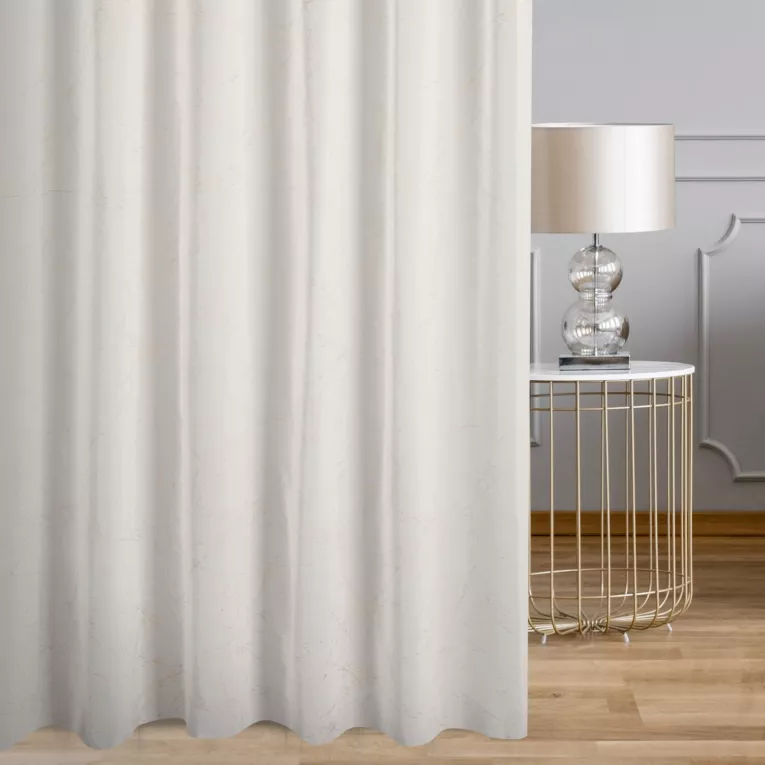 Firana szyta na przelotkach biało szampańska z szyfonowej tkaniny z błyszczącym nadrukiem