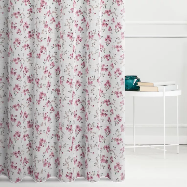Firana szyta na tunelu biało różowa z tkaniny typu ETAMINA z kwiatowym nadrukiem, wykończona obciążnikiem