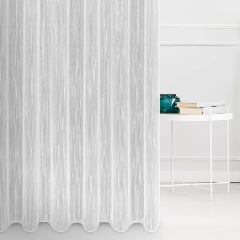 Firana szyta na tunelu jasnoszara z tkaniny w pionowe, cienkie pasy, wykończona obciążnikiem