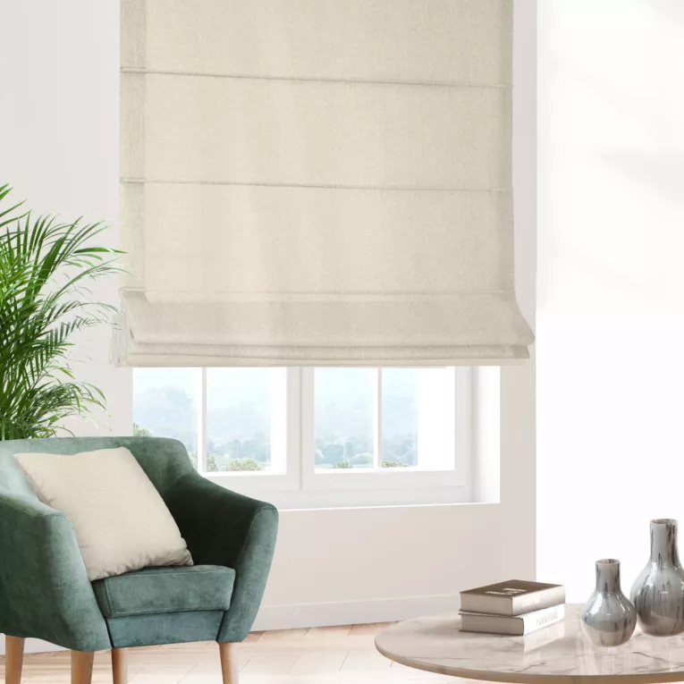 Roleta rzymska beżowo złota z gładkiej tkaniny przeplatanej błyszczącą lureksową nicią