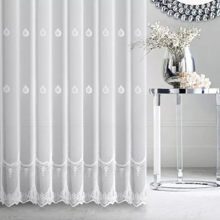 Firana szyta na flexach MUNIRA biała z delikatnego tiulu haftowanego we wzór ornamentowy z ażurem