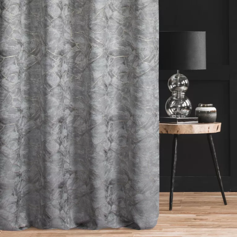 Zasłona szyta na taśmie fala popielata z tkaniny z wzorem przetykanym błyszczącą nicią