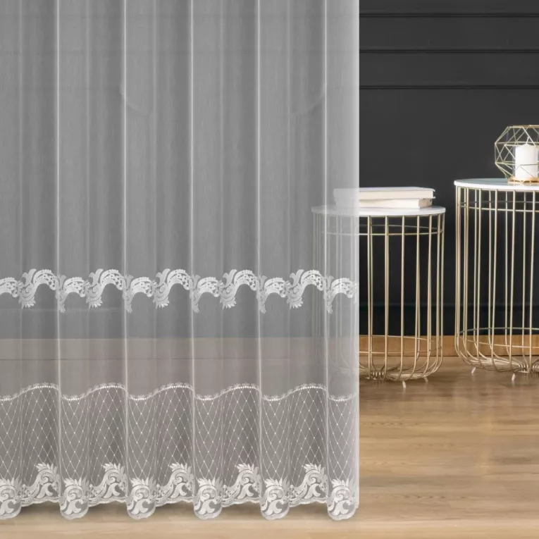 Firana szyta na przelotkach biała z matowej tkaniny typu ADEN z efektem deszczyku, zdobionej geometrycznym haftem