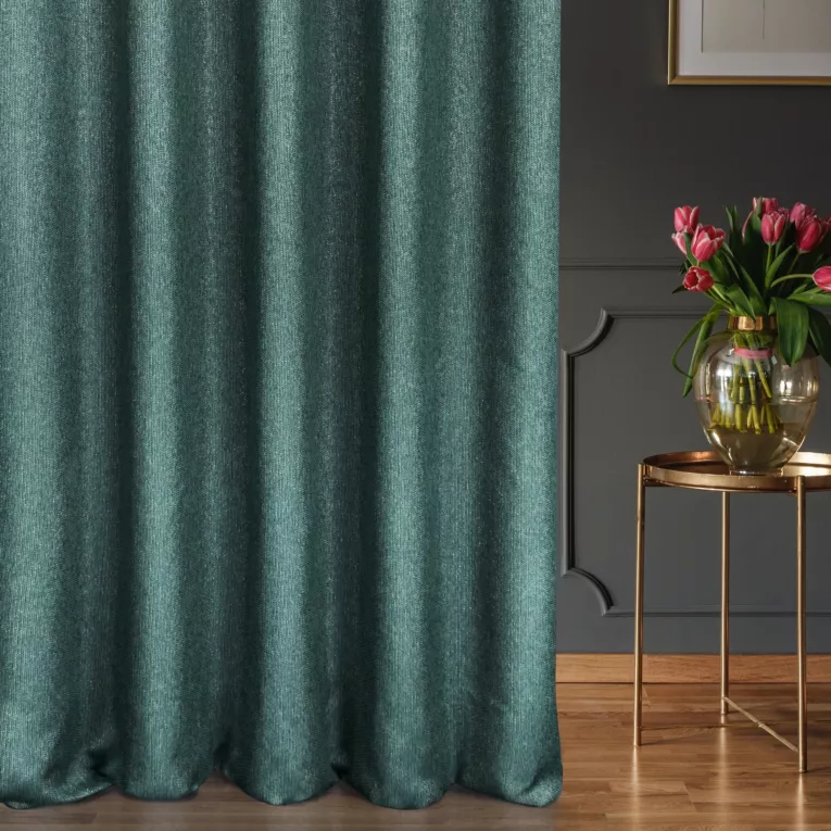 Zasłona szyta na taśmie fala ciemnozielona z tkaniny z dodatkiem połyskującej nici, z widocznym ozdobnym splotem