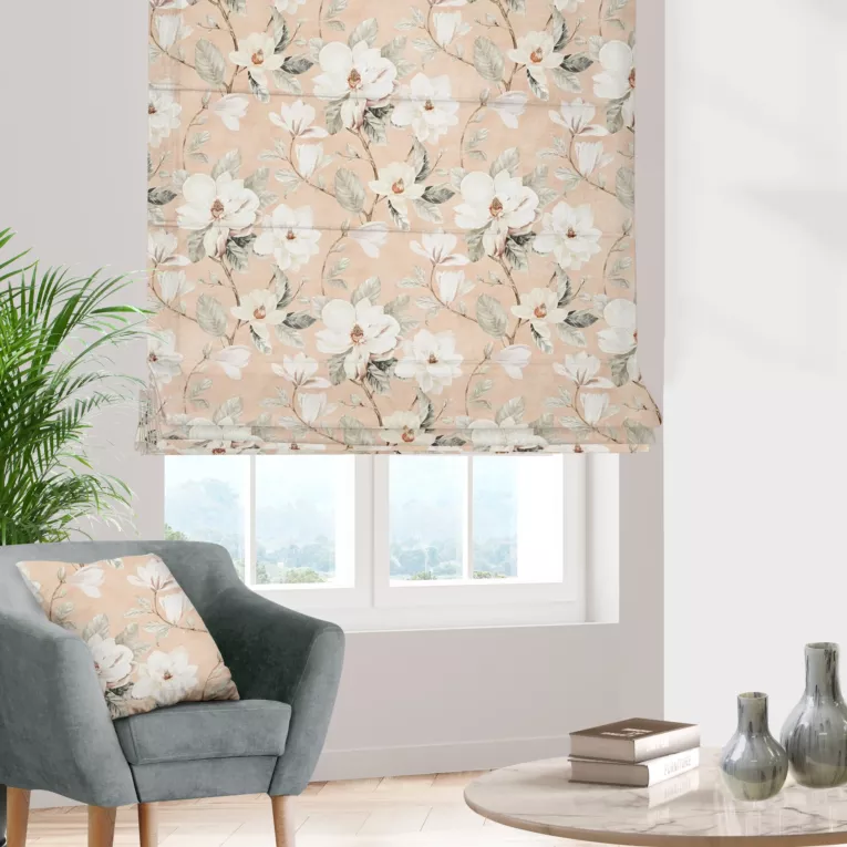 Roleta rzymska pudrowo różowo kremowa z tkaniny o płóciennym splocie z nadrukiem w magnolie