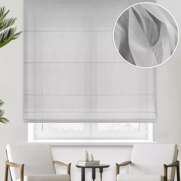 Roleta rzymska biała z półprzeźroczystej tkaniny z efektem deszczyku, wykończona obciążnikiem