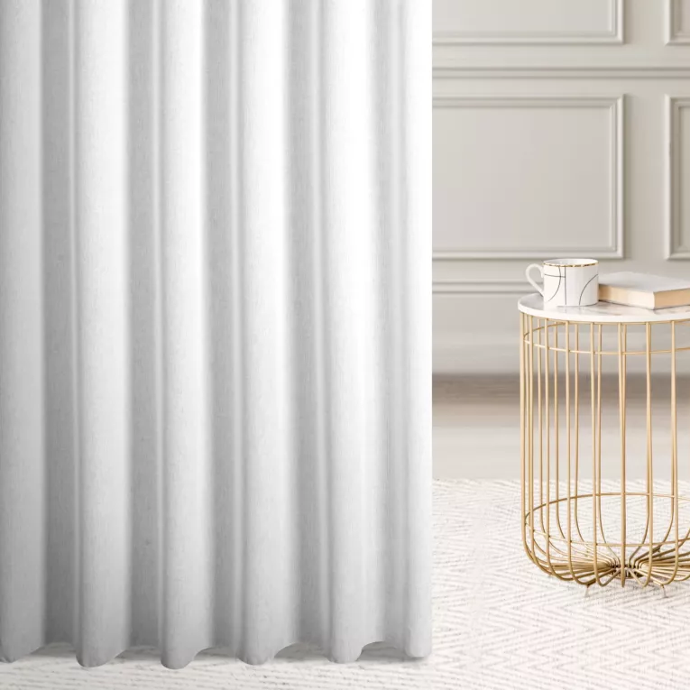 Firana szyta na przelotkach naturalna z półmatowej etaminy o luźnym splocie, wykończona obciążnikiem