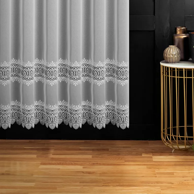 Firana szyta na taśmie 5 cm biała z matowej markizety z matowej z efektem deszczyku zdobionej aplikacją w formie poziomych pasów