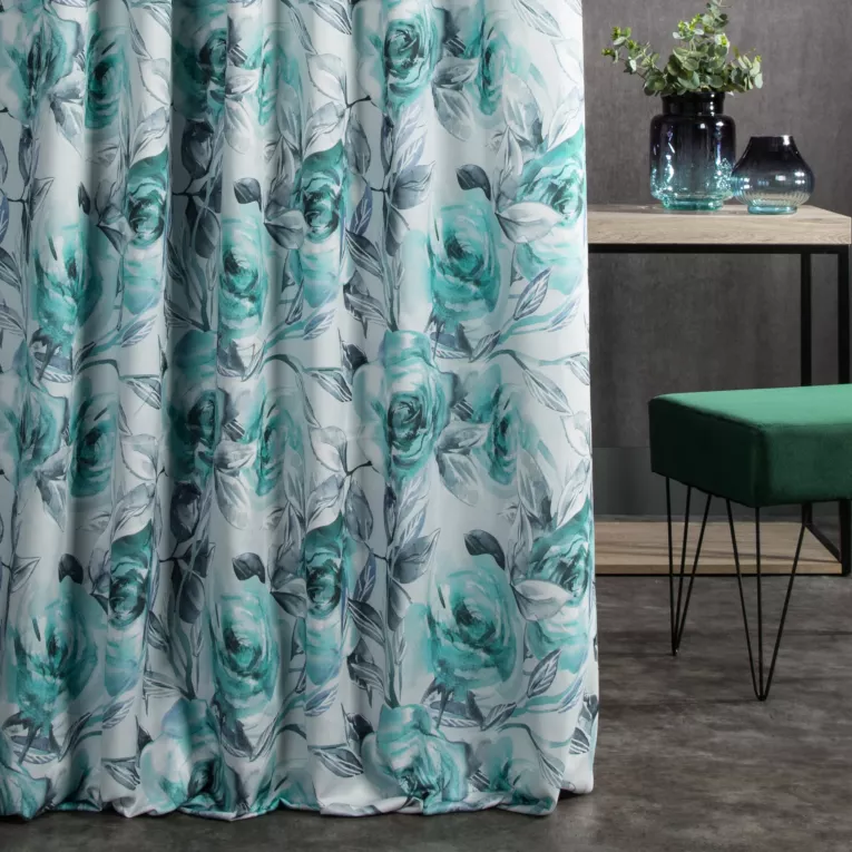 Zasłona szyta na taśmie fala ORIANA biało jasnoturkusowa z tkaniny o naturalnym splocie w malarski kwiatowy wzór