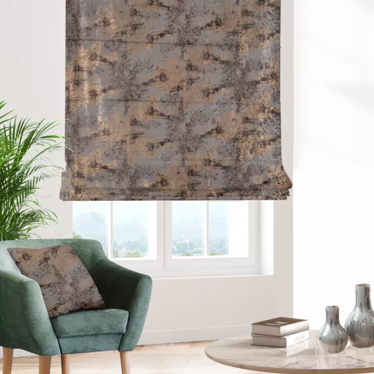 Roleta rzymska popielato złota z miękkiej, welwetowej tkaniny z nieregularnym wzorem i błyszczącym nadrukiem Italissima Eva Minge