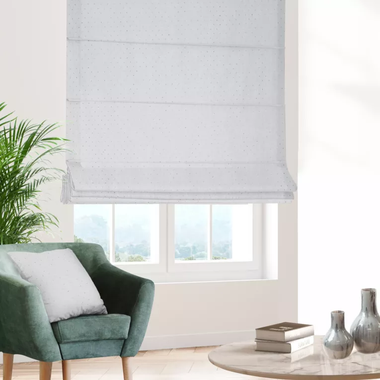 Roleta rzymska biało srebrna z gładkiej tkaniny przeplatanej błyszczącą lureksową nicią o wzorze w kropki