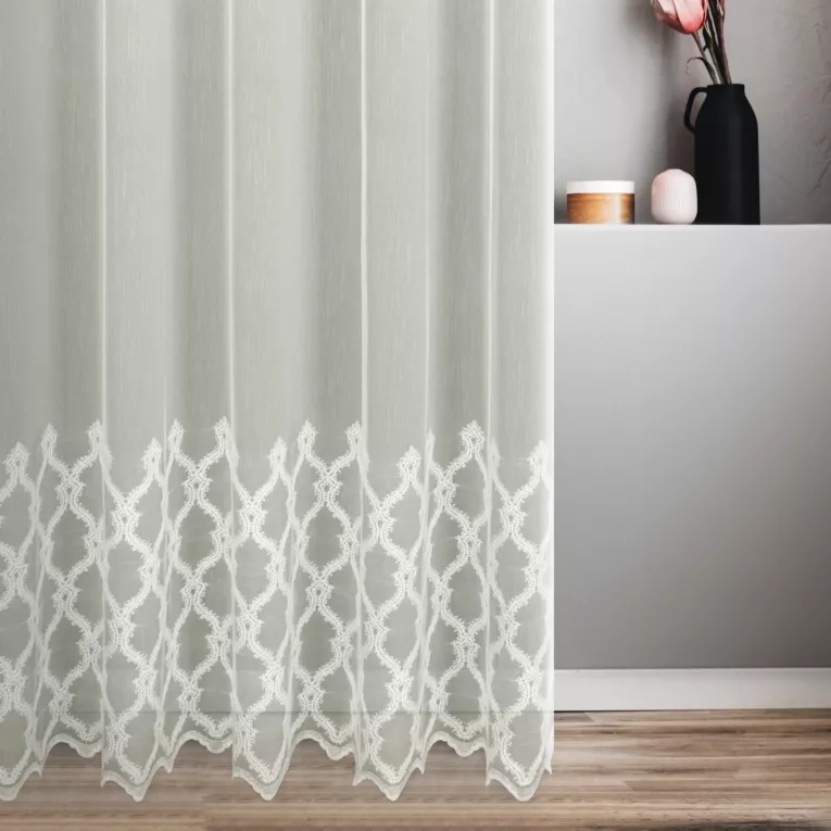 Tkanina firanowaz gatunku aden, zdobiona szerokim pasem geometrycznego haftu Eurofirany