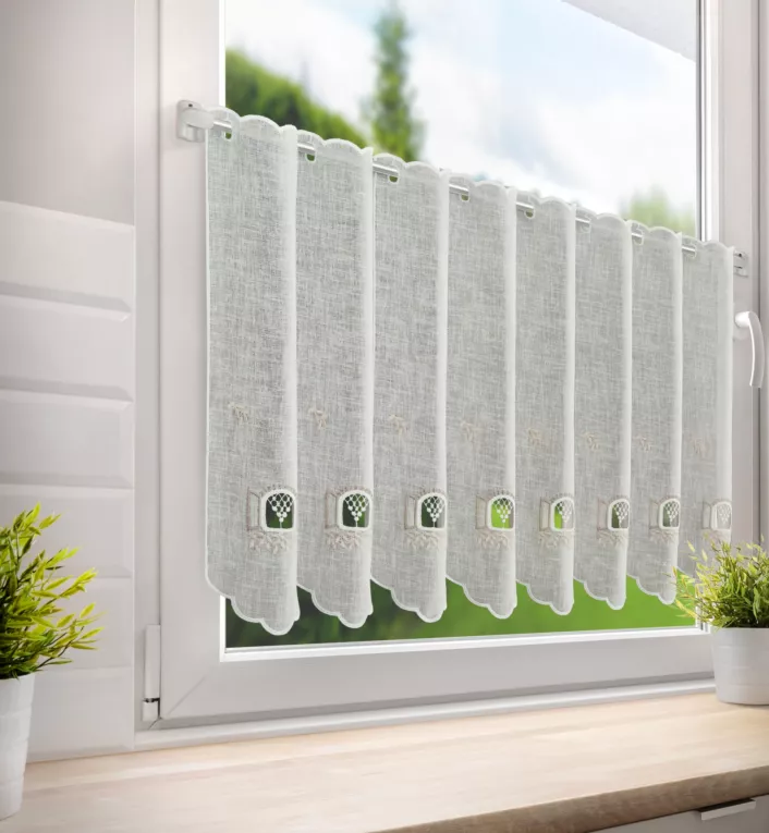 Tkanina firanowa zazdrostka z etaminy zdobiona motywem ażurowego okna Eurofirany