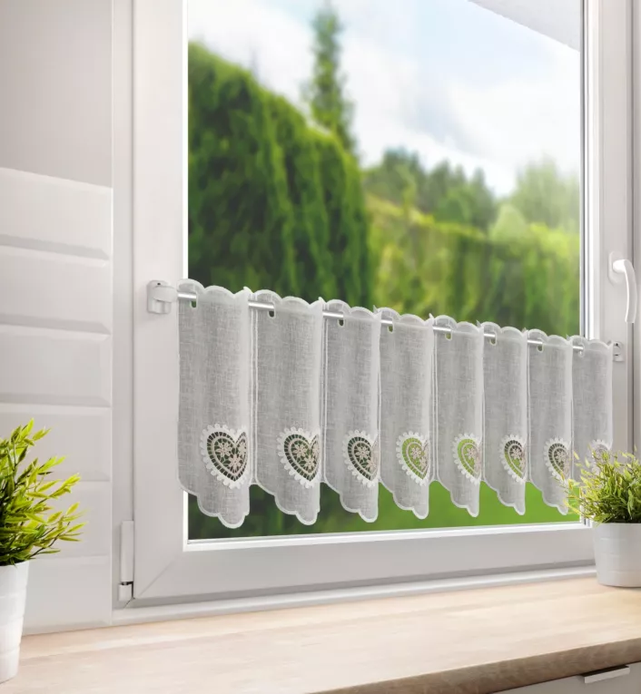 Tkanina firanowa zazdrostka z etaminy zdobiona haftowanymi ażurowymi sercami Eurofirany