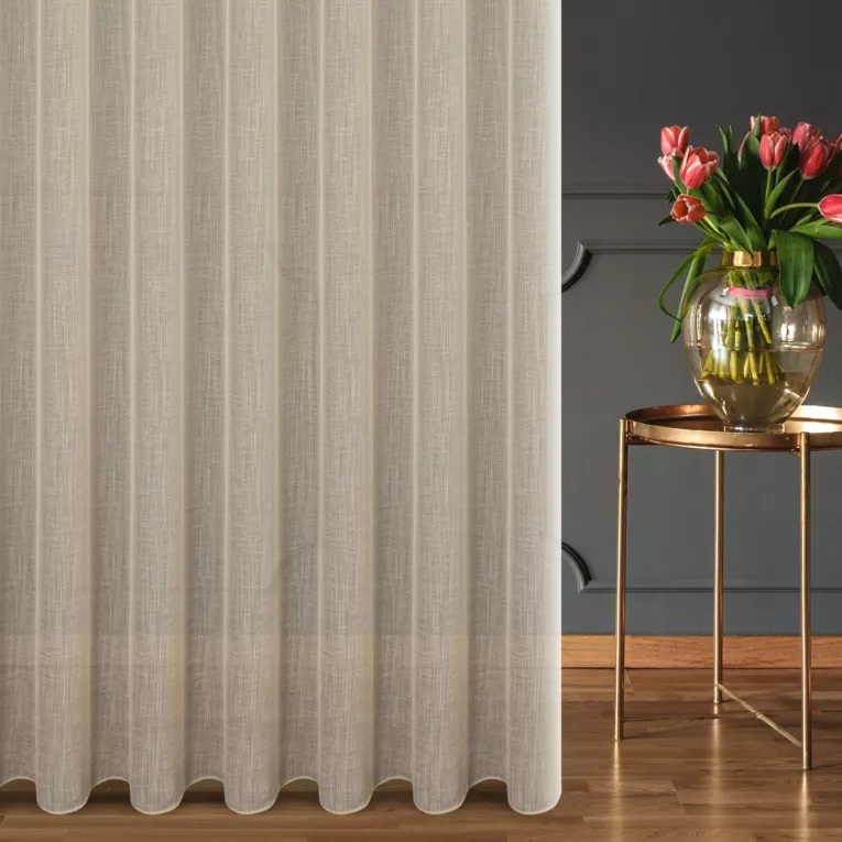 Firana szyta na taśmie fala kremowa z delikatnej w dotyku etaminy w stylu eko z efektem kreszowania, wykończona obciążnikiem
