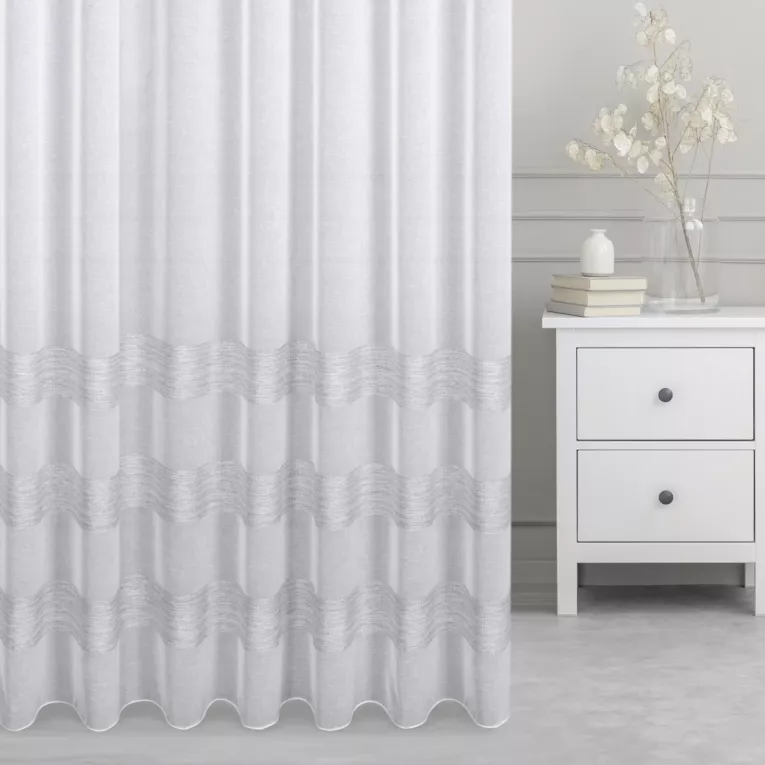 Firana szyta na tunelu naturalno jasnoszara z etaminy zdobionej poziomymi pasami, wykończona obciążnikiem Italissima Eva Minge