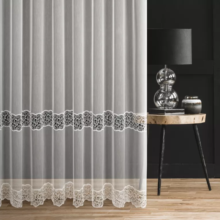 Firana szyta na taśmie 8 cm naturalna z delikatnej tkaniny typu aden zdobiona aplikacją