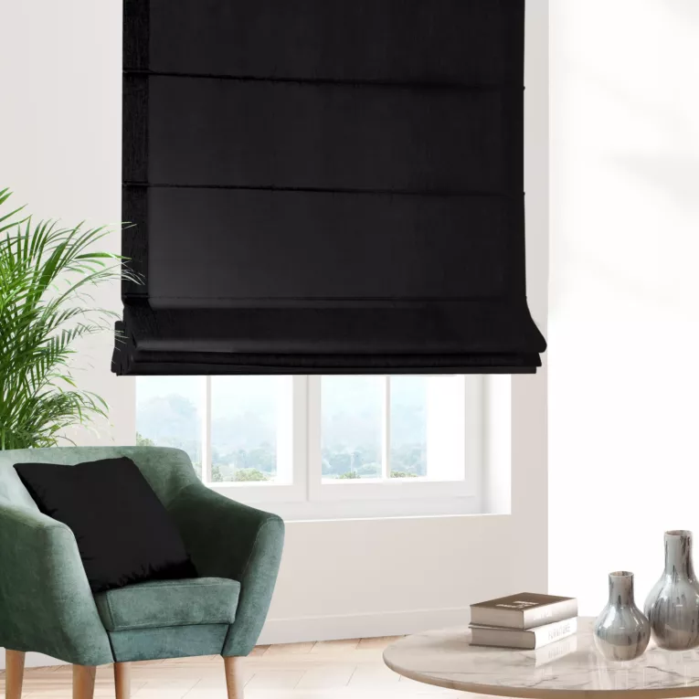 Roleta rzymska czarna z tkaniny z dodatkiem połyskującej nici, z widocznym ozdobnym splotem