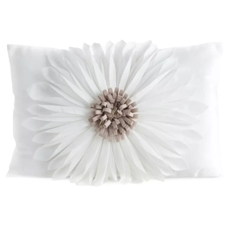 Poszewka na poduszkę 30 x 50 cm z welwetu kolor kremowo, beżowy zdobiona kwiatem 3D FLORES 3 Eurofirany