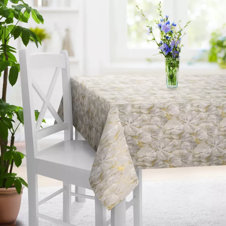 Obrus szyty popielato musztardowy z tkaniny z dodatkiem bawełny i nici metalicznej, o wzorze roślinnym, zawiera 20% bawełny