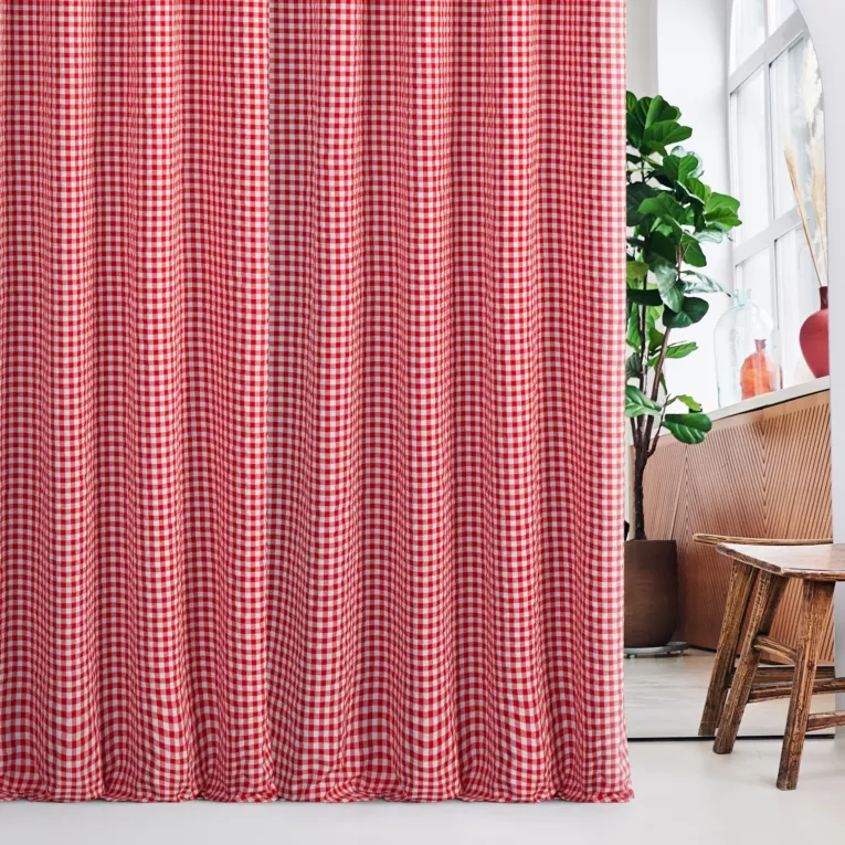 Zasłona szyta na taśmie 5 cm czerwono biała z delikatnej tkaniny w kratkę