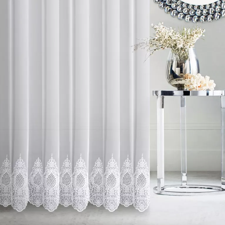 Firana szyta na flexach NOAM biała z delikatnego tiulu haftowanego we wzór ornamentowy z ażurem