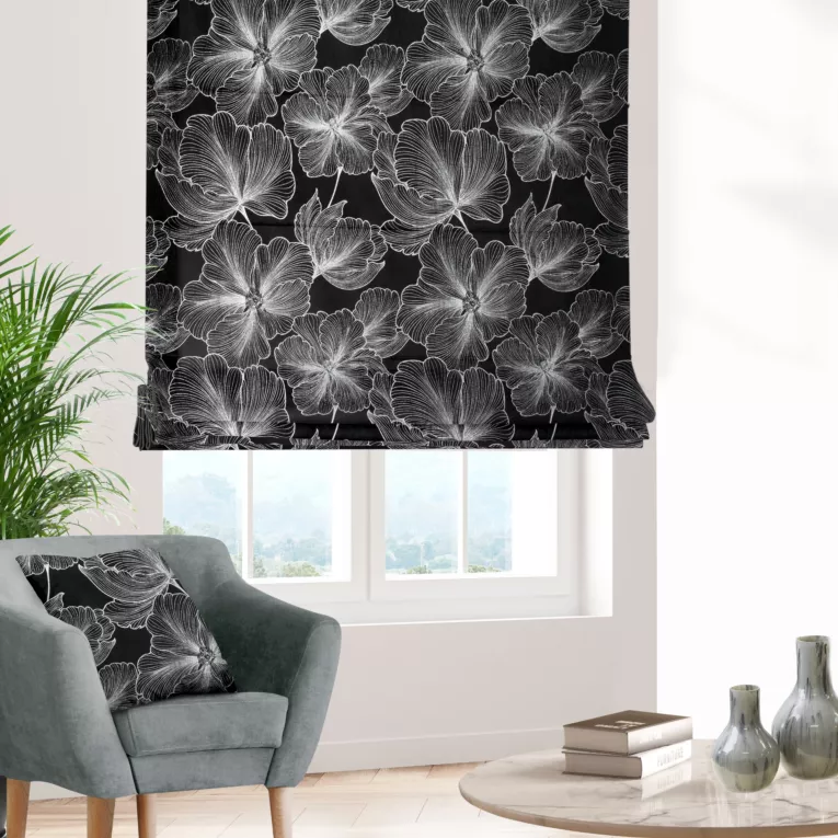 Roleta rzymska czarno srebrna z tkaniny welwetowej zdobionej delikatnie połyskującym drukiem