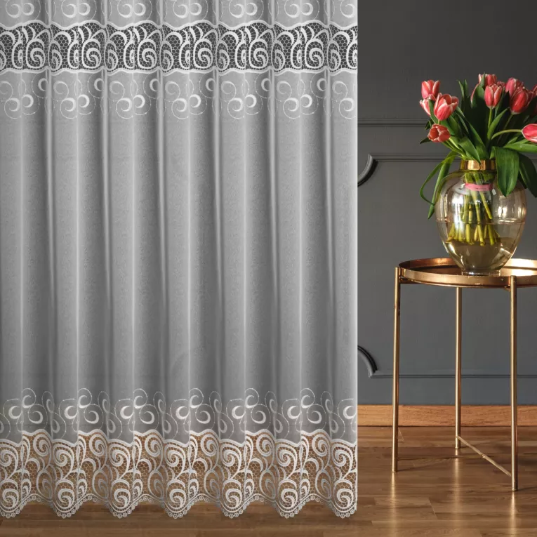 Firana szyta na taśmie 8 cm biała z matowej markizety zdobionej dwoma pasami aplikacji