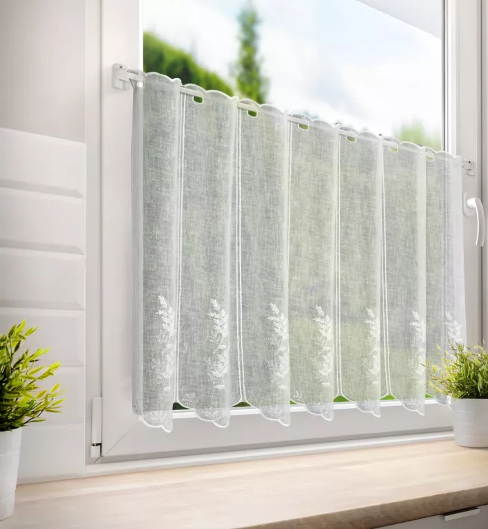 Tkanina firanowa zazdrostka z matowej etaminy zdobiona haftem