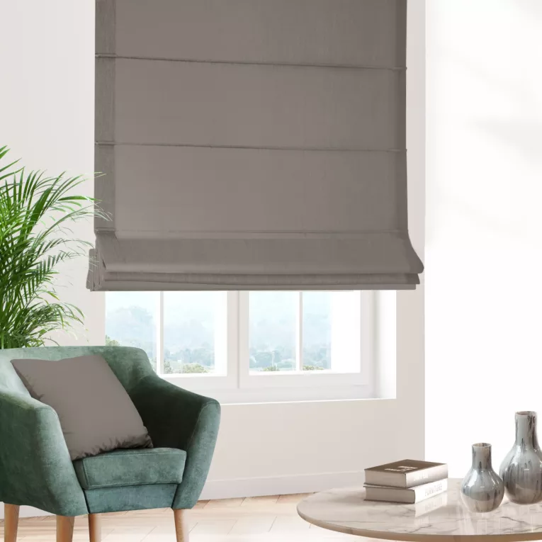 Roleta rzymska beżowa z gładkiej tkaniny zaciemniającej typu dimout wykończona obciążnikiem