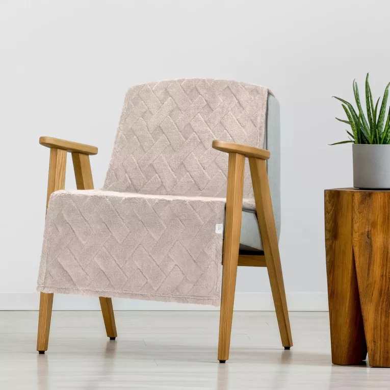 Narzuta na fotel-koc flano 70x160 cm beżowa zdobiona wytłaczanym wzorem CARO DESIGN 91 Eurofirany