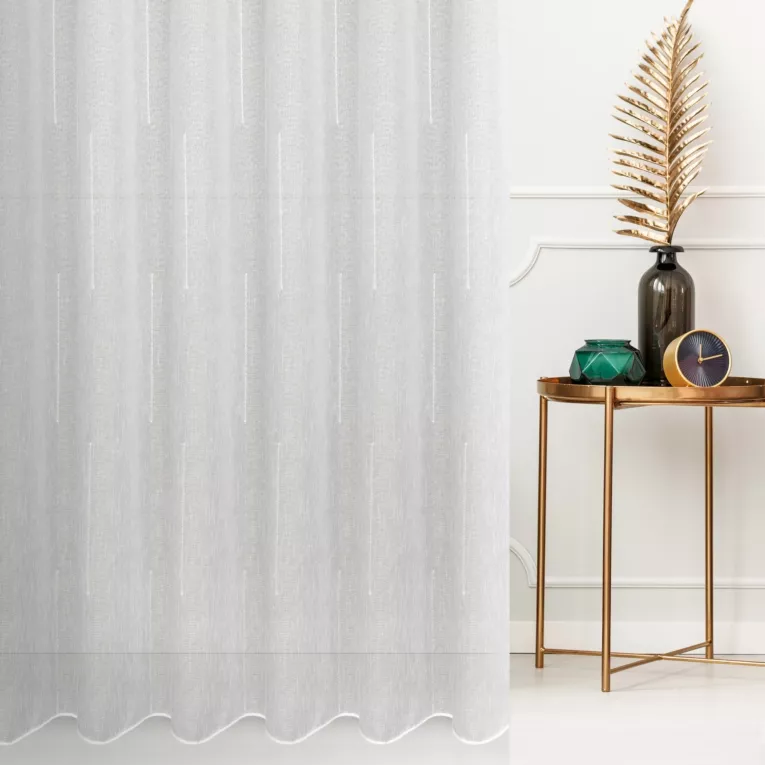Firana szyta na przelotkach naturalna z matowej tkaniny o luźnym splocie z pionowymi paseczkami, wykończona obciążnikiem