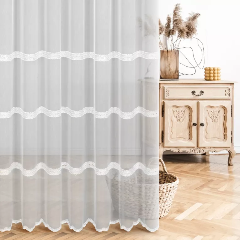 Firana szyta na taśmie fala biała z matowej tkaniny typu ADEN, zdobionej haftem w postaci poziomych pasów