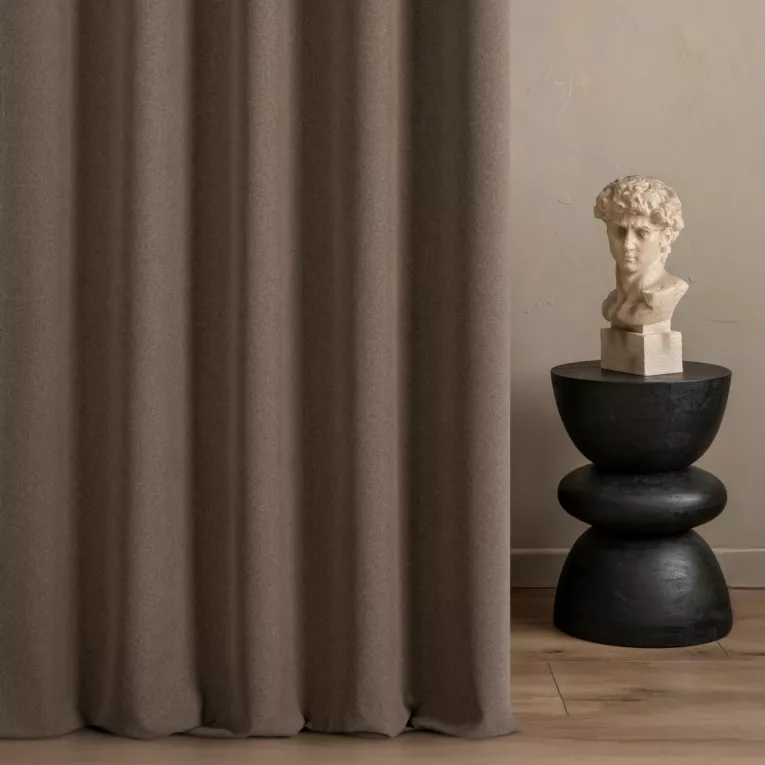 Zasłona szyta na flexach brązowa z gładkiej jednokolorowej tkaniny o jodełkowym splocie