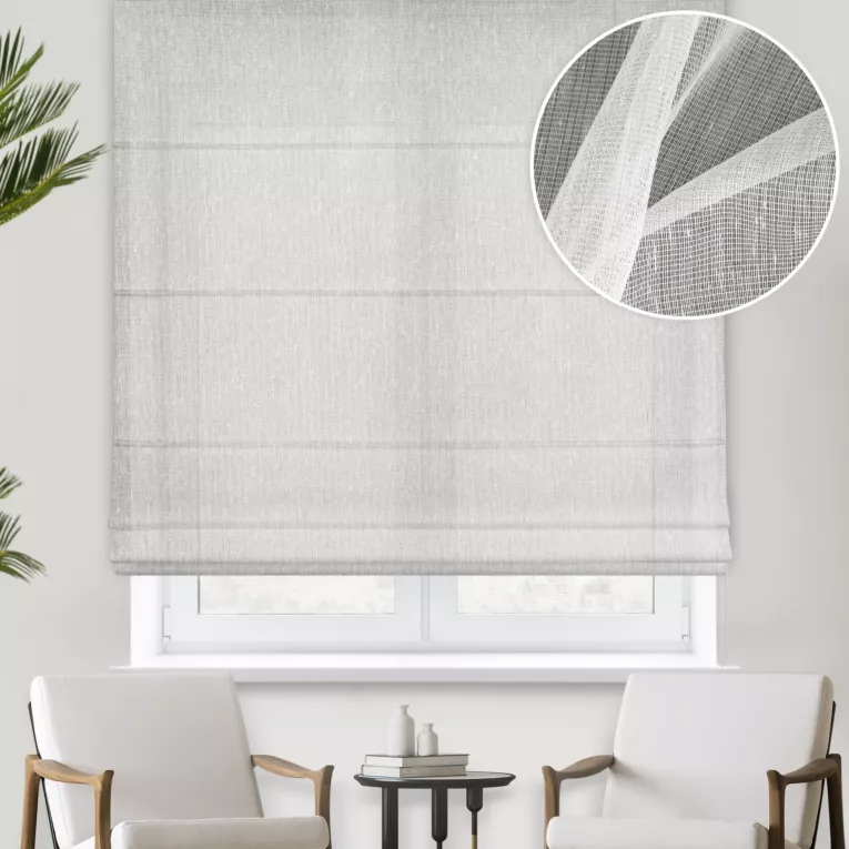 Roleta rzymska naturalna z delikatnej tkaniny, zdobiona błyszczącą nicią, wykończona obciążnikiem