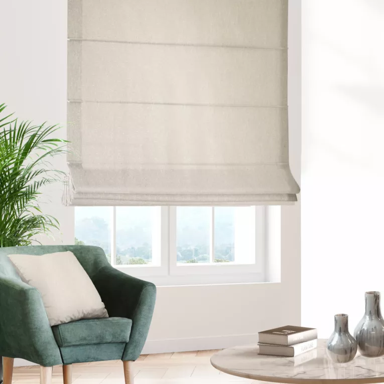 Roleta rzymska kremowo złota z szenilowej tkaniny w drobny geometryczny wzór przetykany błyszczącą nicią