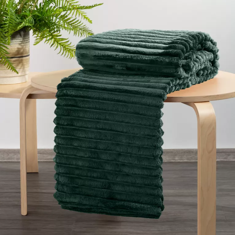 Koc flano 200x220 cm ciemnozielony zdobiony wytłaczanym wzorem z efektem 3D SOFT DESIGN 91 Eurofirany