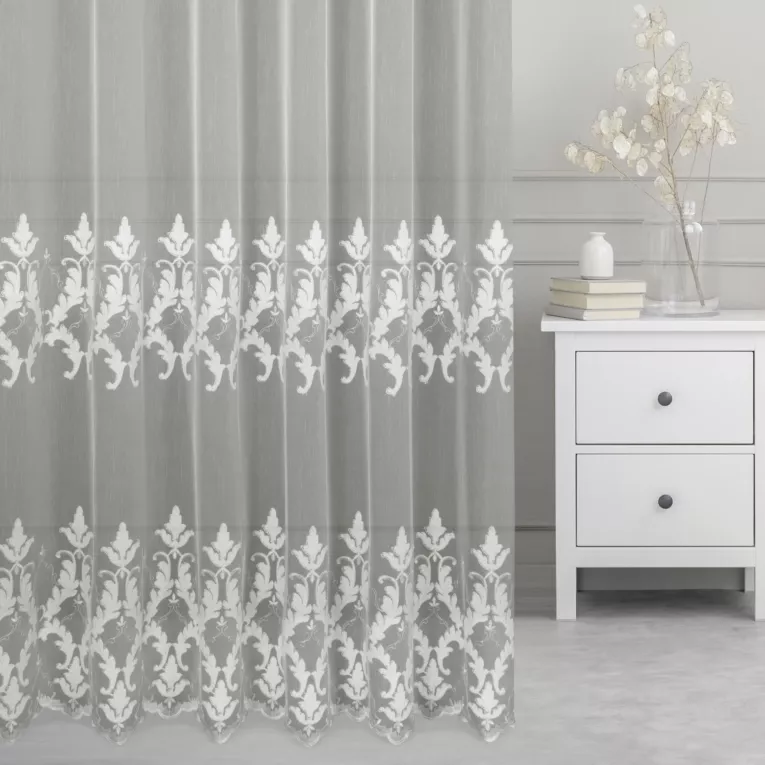 Firana szyta na taśmie 5 cm naturalna z matowej tkaniny ADEN ozdobionej szenilowym haftem ornamentowym Pierre Cardin