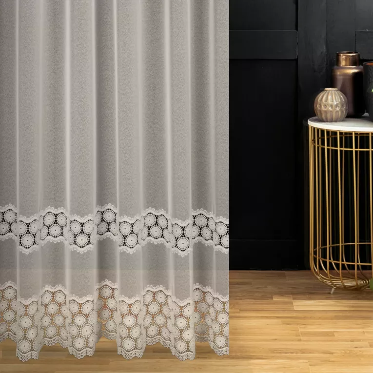 Firana szyta na przelotkach kremowa z matowej markizety ozdobionej geometryczną aplikacją