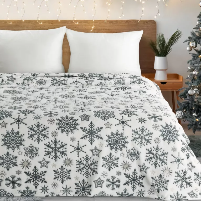 Koc świąteczny 150x200 cm biało, granatowy zdobiony nadrukiem śnieżynek Eurofirany