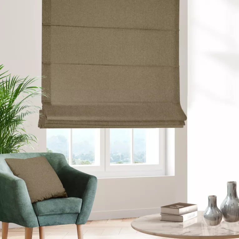 Roleta rzymska ciemnobrązowa z tkaniny o naturalnym splocie w stylu eko