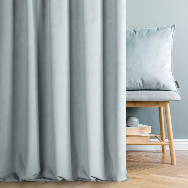 Zasłona szyta na przelotkach ENYA srebrna z miękkiej półmatowej tkaniny welwetowej