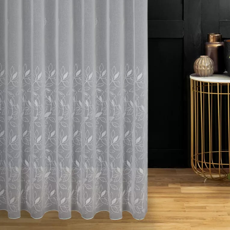 Firana szyta na taśmie 8 cm kremowa z matowej etaminy haftowanej w roślinny wzór, wykończona obciążnikiem