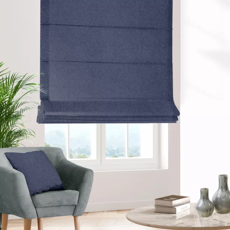 Roleta rzymska granatowa z tkaniny trudnopalnej, zaciemniającej, typu blackout z efektem melanżu
