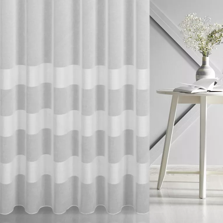 Firana szyta na tunelu biała z etaminy zdobionej poziomymi pasami, wykończona obciążnikiem Italissima Eva Minge