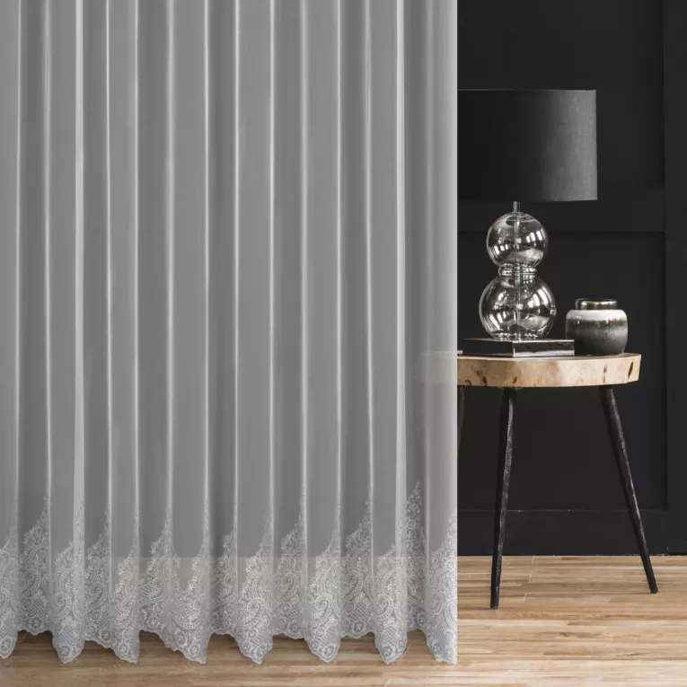Firana szyta na taśmie 8 cm ELVIRA biało szara z matowego tiulu z ornamentowym haftem i kryształkami