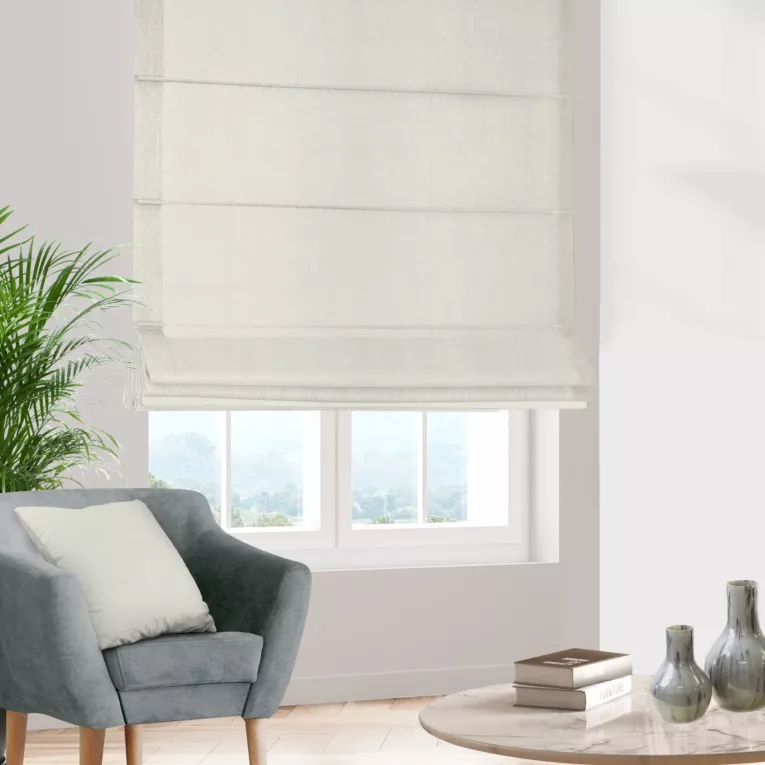 Roleta rzymska kremowo beżowa z gładkiej tkaniny zaciemniającej typu blackout