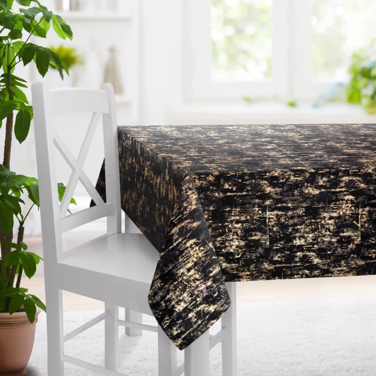 Obrus szyty czarno złocisty z tkaniny welwetowej zdobionej połyskującym drukiem