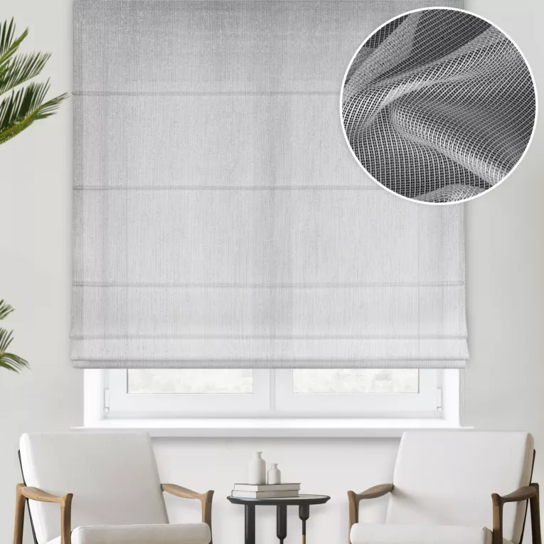 Roleta rzymska biało srebrna z tkaniny o strukturze siatki przetykanej nicią metaliczną, wykończona obciążnikiem Italissima Eva Minge