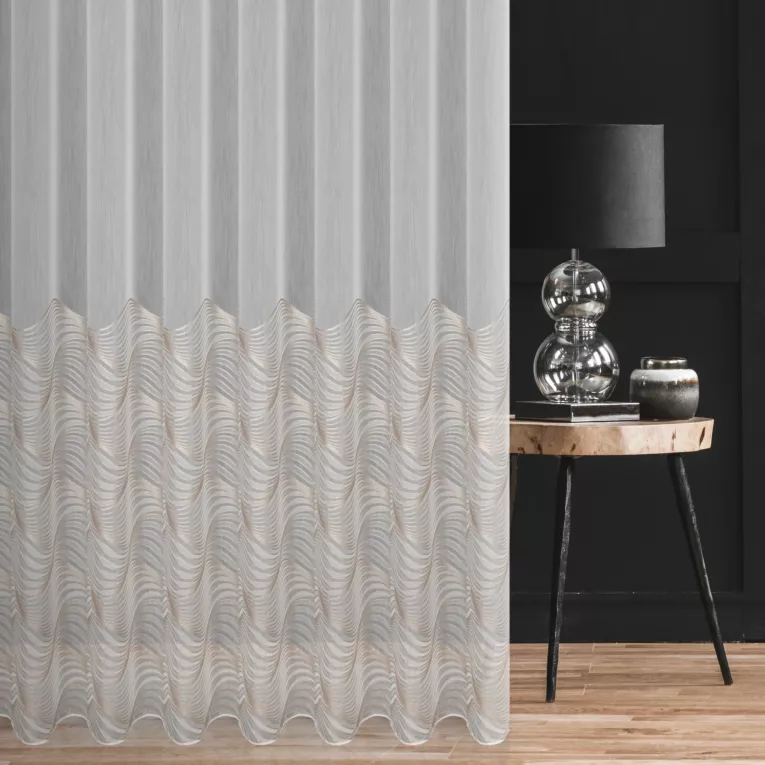 Firana szyta na taśmie fala biało złota z tkaniny typu BATYST z delikatnie połyskującym, geometrycznym nadrukiem na dole tkaniny, wykończona obciążnikiem